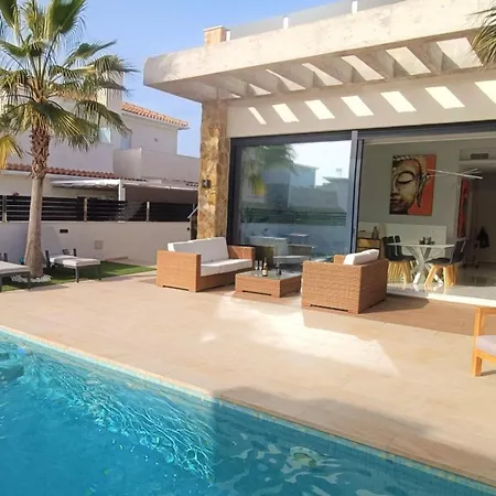 Luxurious With Private Heated Pool